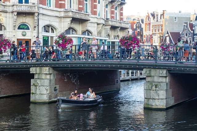 Eine private Grachtenrundfahrt in Amsterdam ist ein Muss für eine Gruppe von Freunden in Amsterdam